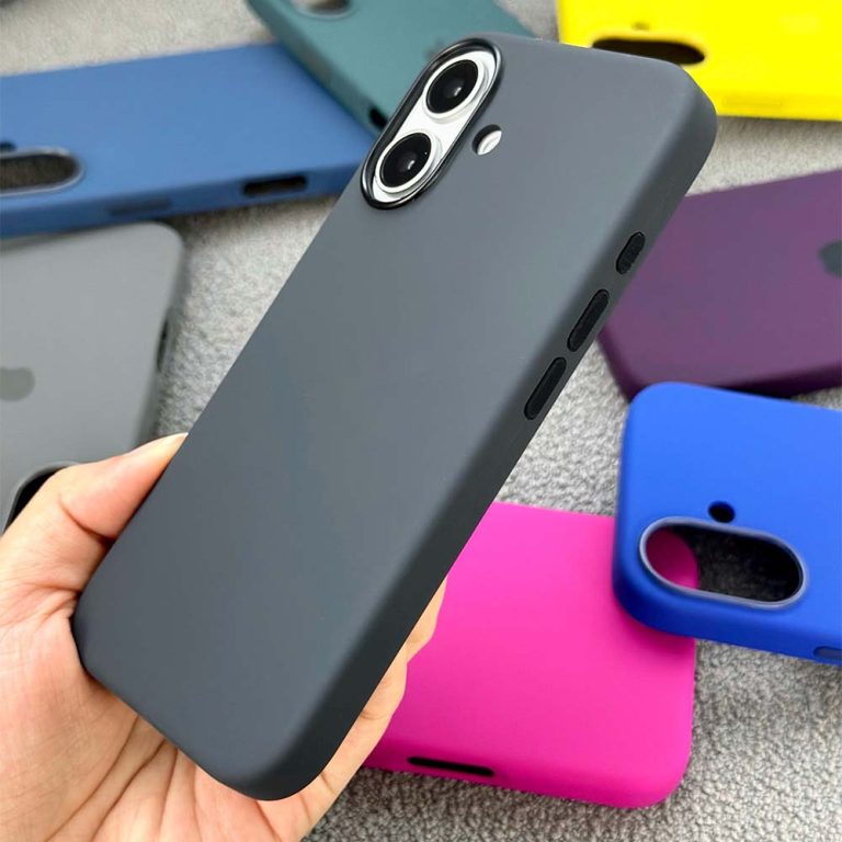 Demonstrating the comfort of Apple silicone phone case