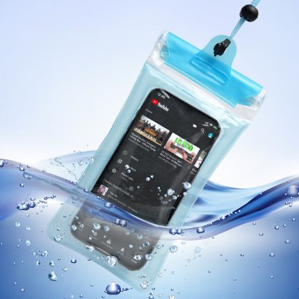 The picture shows the waterproofness of the waterproof bag for phone