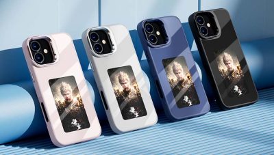 The four colors of the e ink phone case are being displayed